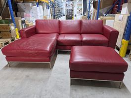 Bequemes rotes IKEA Ledersofa mit Hocker (L-Form)