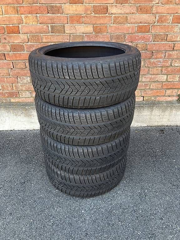 Pneus & Kompletträder: 235/40/19 Pirelli Winterreifen  – Gebraucht aus Frasnacht von nobloff