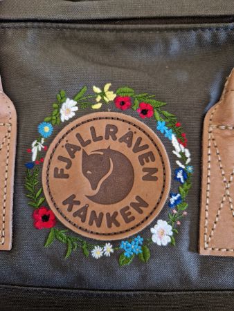 Olivgrüner Fjällräven Kanken 2 mit Wildblumenbestickung