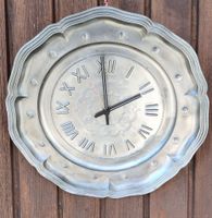 Dekorative Vintage Zinn-Wanduhr mit Römischen Ziffern