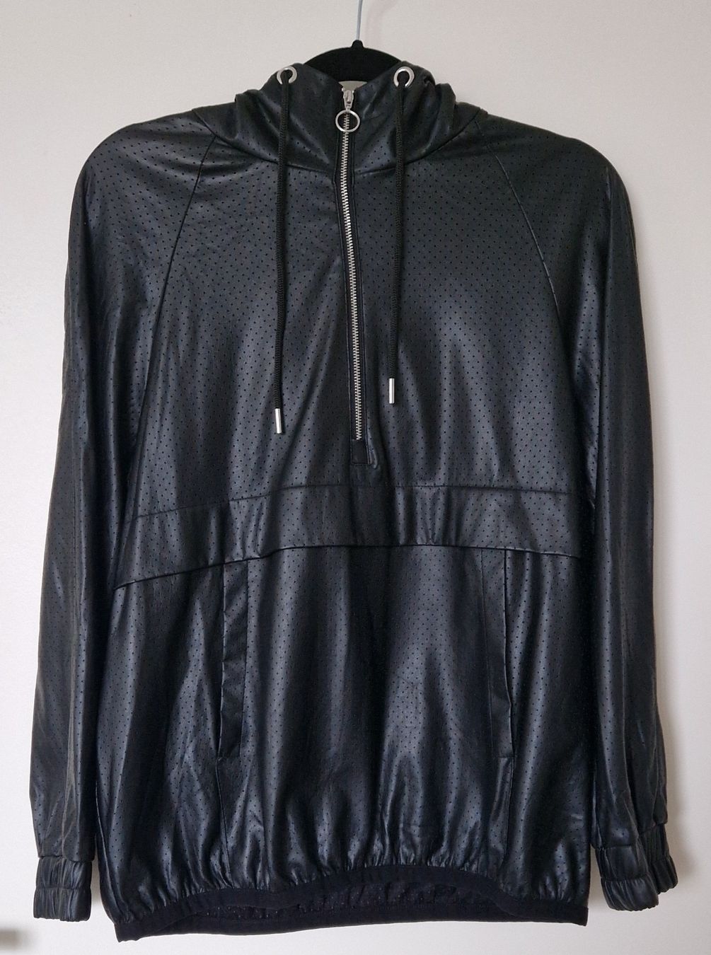 Zara Maglioni & Felpe: ZARA Schwarzes Sweatshirt mit Lederoptik, Gr. S – Usato da Allschwil venduto da merve_g 1