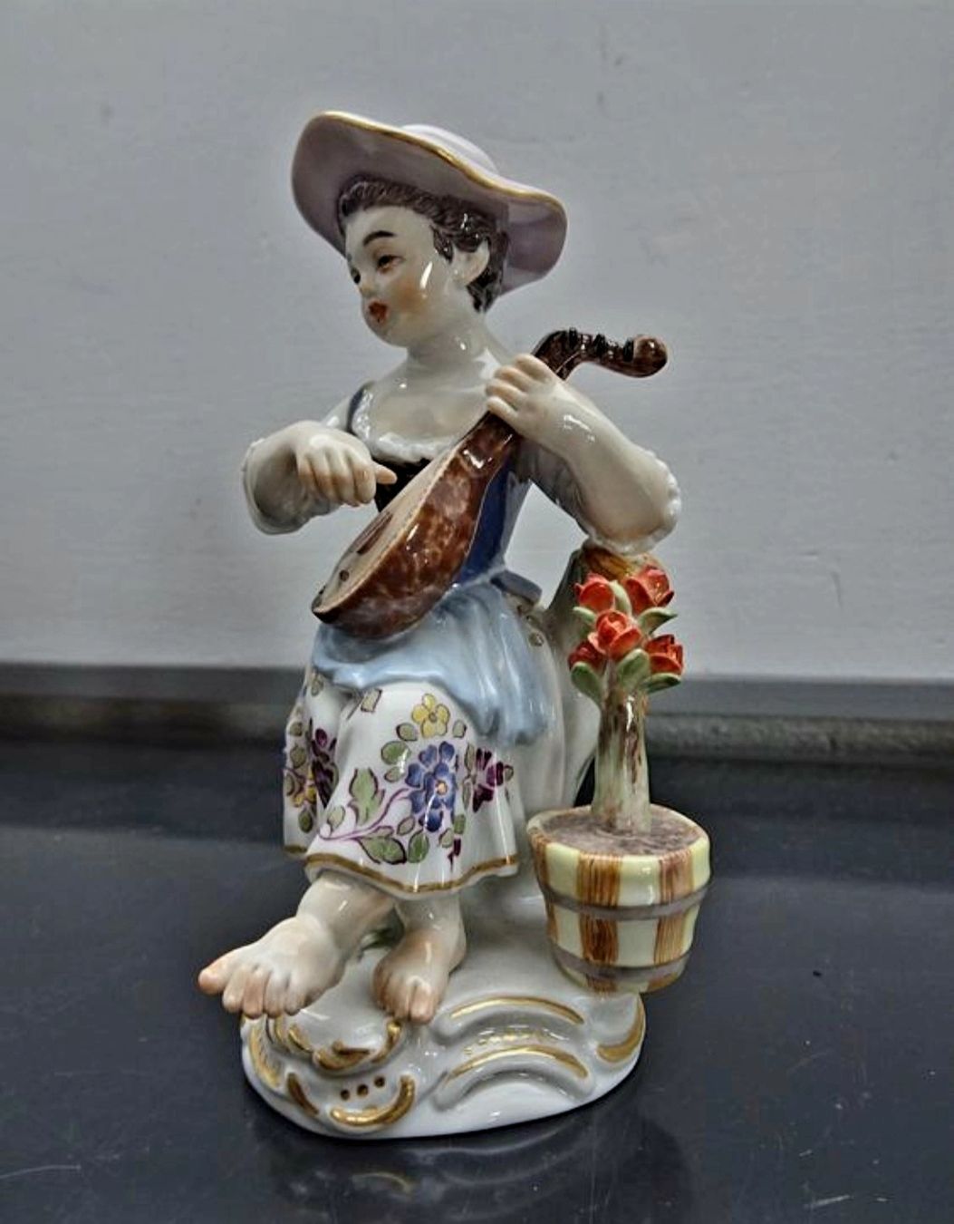 Figuren: Meissen, Gärtnerkind mit Laute u. Blumentopf – Neu (gemäss Beschreibung) aus Opfikon von koiliebhaber