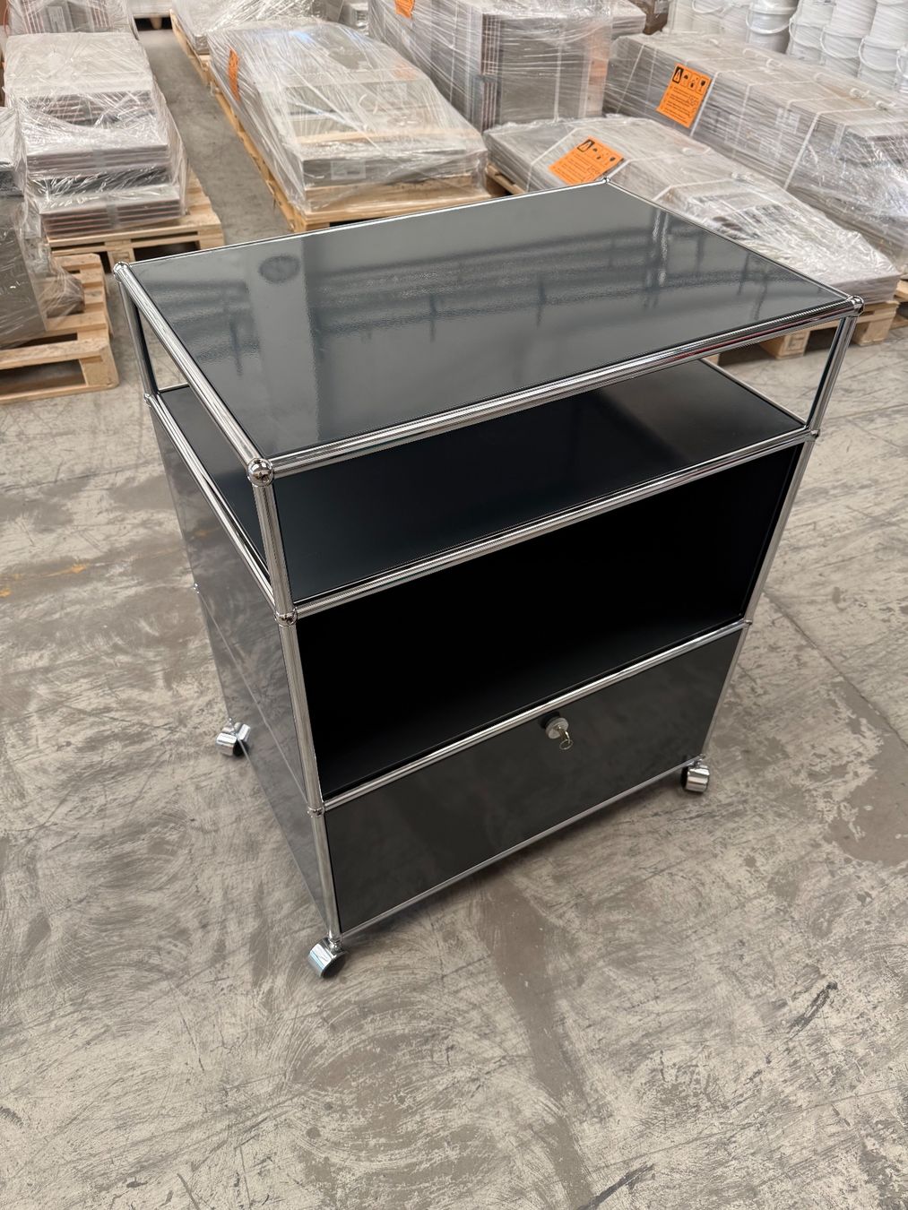 USM Étagères: USM Haller Sideboard Anthrazitgrau auf Rollen ab 1.CHF 001 – D'occasion à Balsthal par Designhaus.Schmitt 1