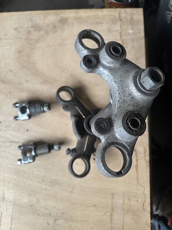 Tutti i ricambio per moto: Piastra forcella + steli Suzuki T250 – Usato da Lugano venduto da vecc-katana1100