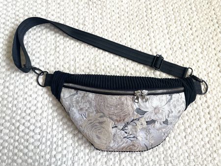 Handgefertigte Bauchtasche mit floralem Jacquard & Cord