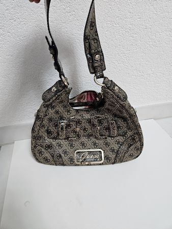 Handtasche Guess braun mit Logo-Muster 