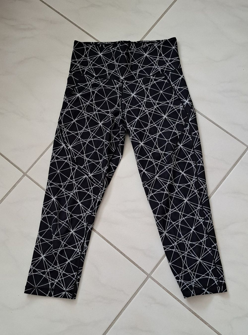 Adidas Pantaloni: Sporthose 3/4 adidas Grösse S – Usato da künten venduto da himelblau