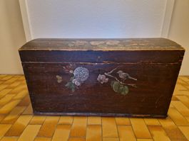 Truhe mit Blumenmotiv und Vogel bemalt Holz massiv
