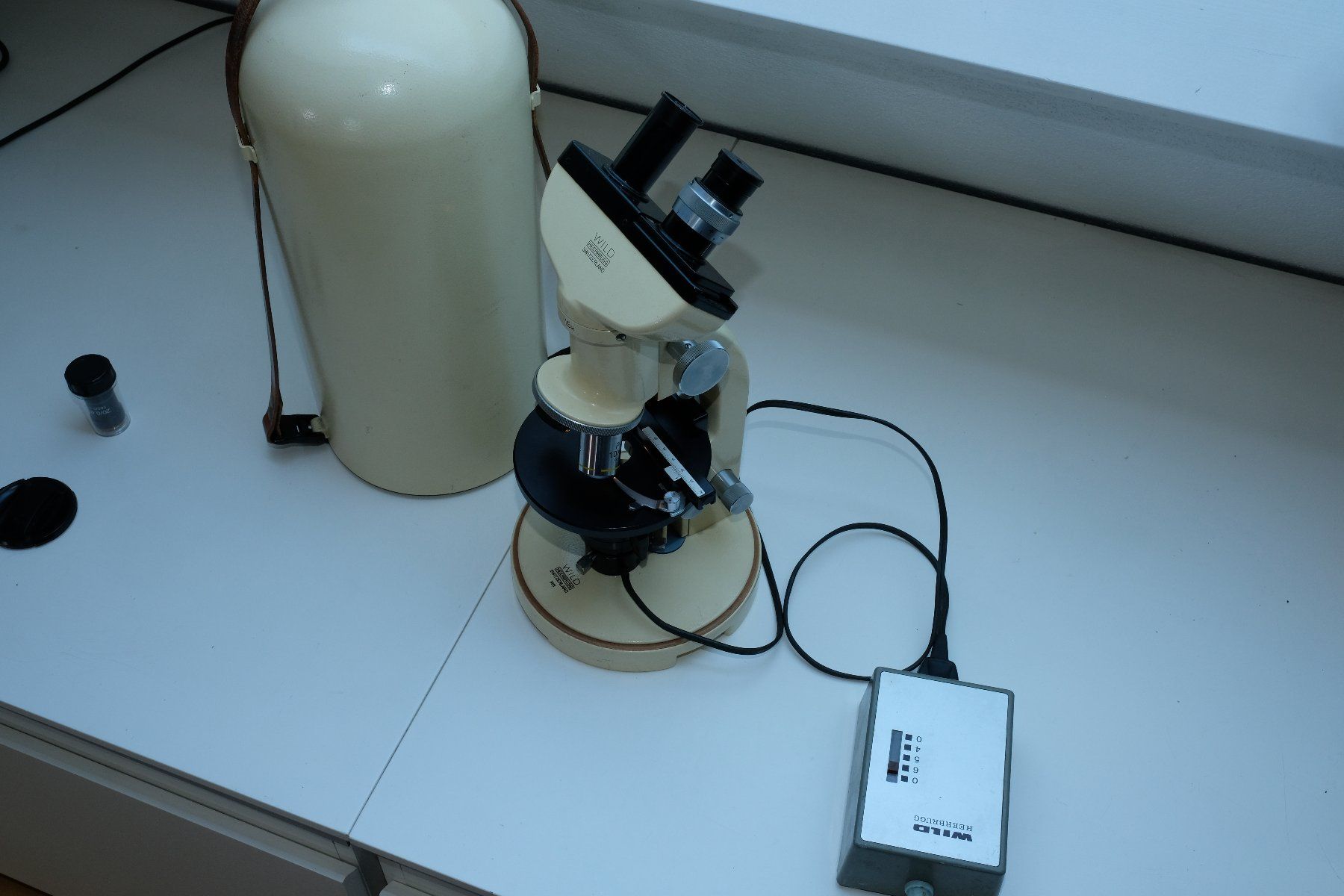 Wild Microscopi: Wild Herrbrugg M11 Mikroskop Binokular – Usato da Zürich venduto da Tenos 3