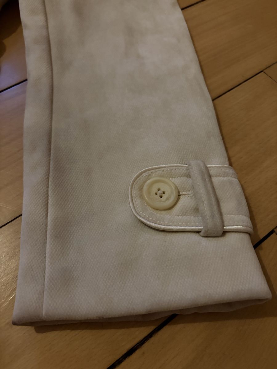 Cappotti: Weisser Mantel mit Echtfellkragen, Grösse 38 – Usato da St. Gallen venduto da Debi. 2