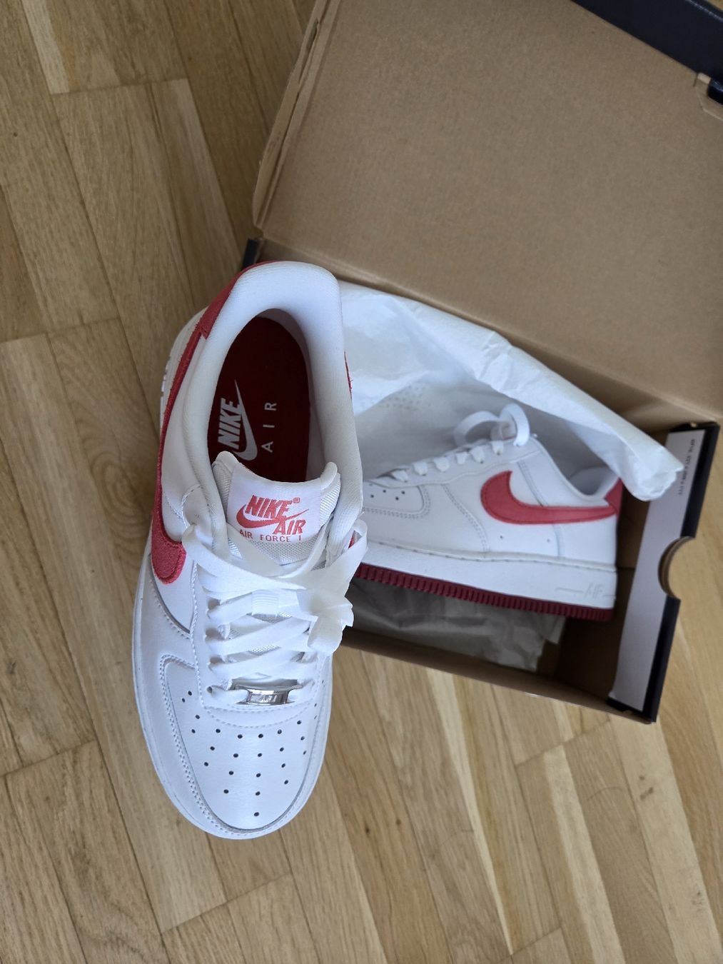 Nike Scarpe da donna: Nike Air Force 1 '07 Gr. 38.5 white / adobe red – Nuovo e nell'imballaggio originale da Zollikofen venduto da x_drive7