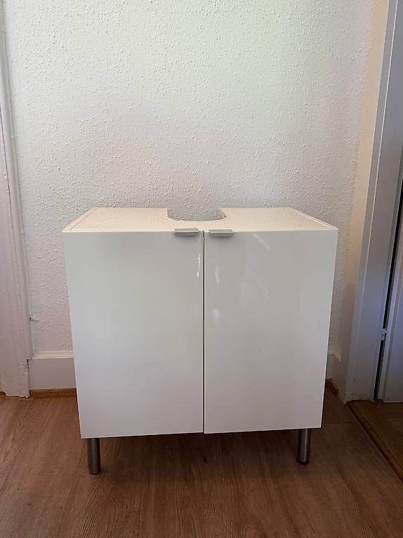Armoires: Ikea Badezimmer Schrank in weiss  – D'occasion à Basel par liv99 2
