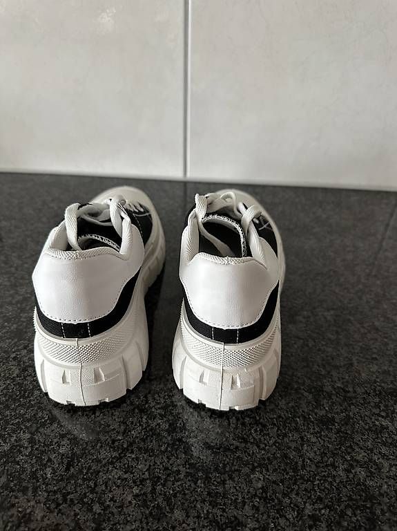 Chaussures femmes: Schwarz/weiss Sneaker, Gr 37 – D'occasion à Bazenheid par ManilaGrace 1