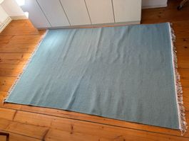 Grosser Wollteppich in hellem Türkis