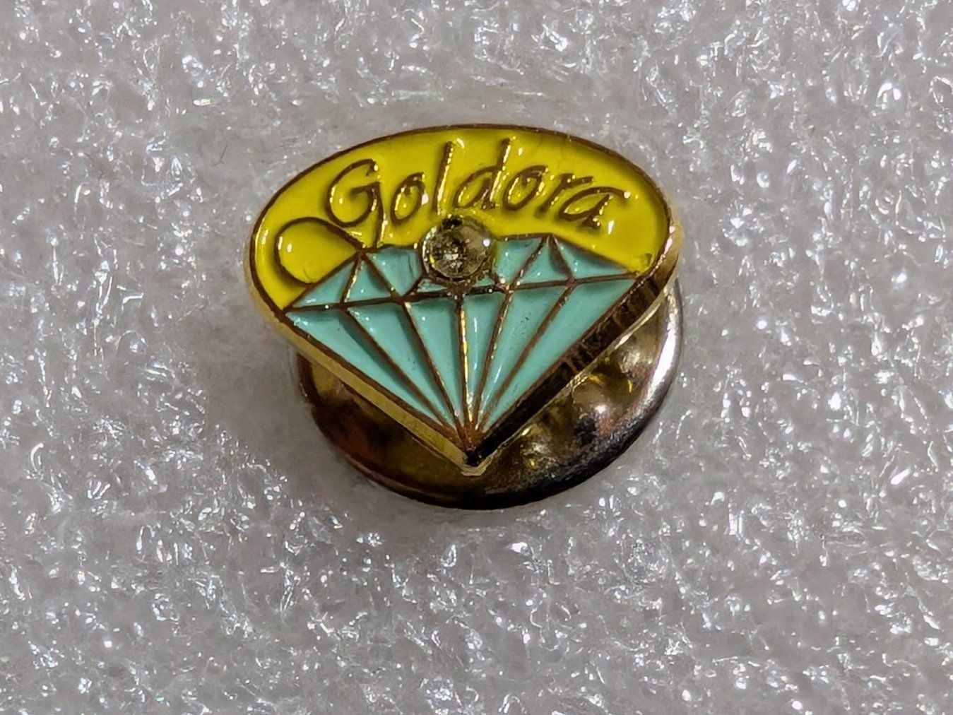 Plaketten & Abzeichen: Ansteckpin 271: Goldora – Gebraucht aus Oppligen von Pin-Fall-Shop