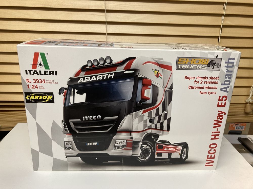 Kit de construit camion Iveco HI-Way 480 E5 / Lungime 25 cm / Scara 1 24 / 14