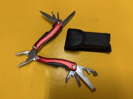 Rotes Multitool mit Etui, ideal für den Sommerausflug!