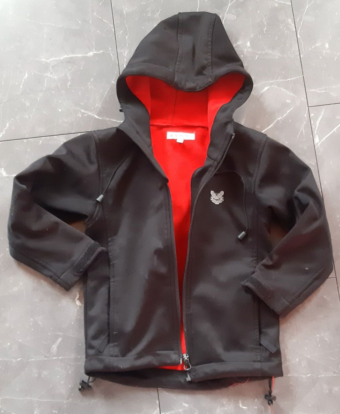 Giacche & Cappotti: Coole Kinder Softshelljacke Gr. 116 schwarz/rot – Usato da Wiler b. Utzenstorf venduto da ryan81