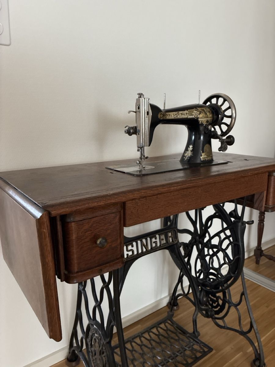 Singer Machines à coudre: Singer sewing machine with wooden table acceptable – Défectueux à Zürich par BlancaL 3