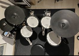 Roland V-Drums TD-11 inkl Roland PM 100 Verstärker + Stuhl!!