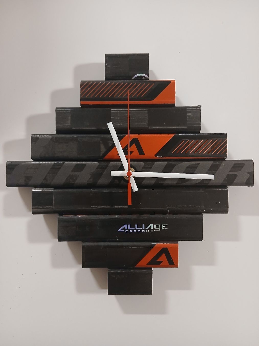 Orologi: Hockey stick clock Warrior Alpha 27x27 cm  – Usato da Taverne venduto da damigiano