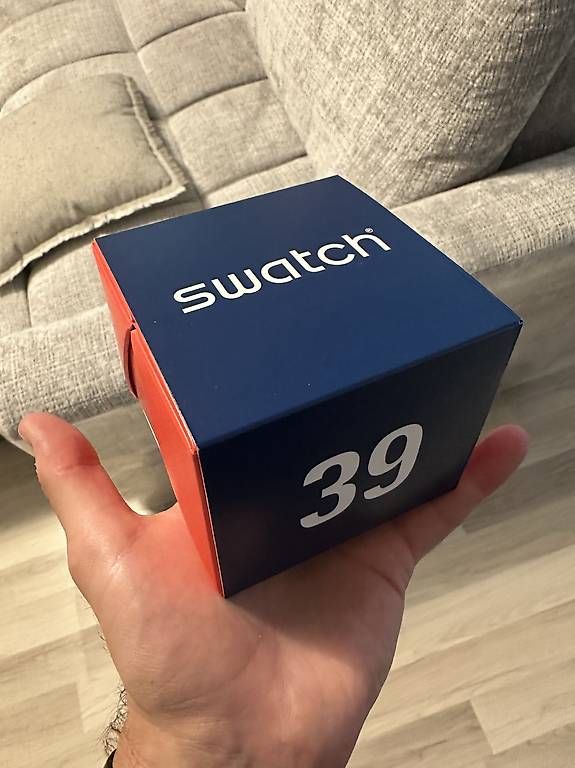 Swatch Orologi: Swatch WHAT IF...TARIFFS? 39% – Nuovo e nell'imballaggio originale da Mendrisio venduto da oma_9c65 2