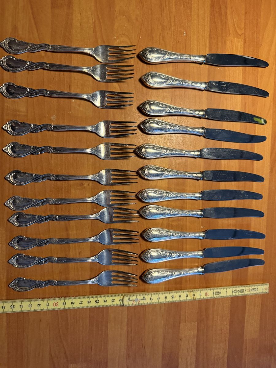 Set di posate: Couverts argentés , 11 fourchettes, 11 couteaux. – Usato da Avry-sur-Matran venduto da frederic1974