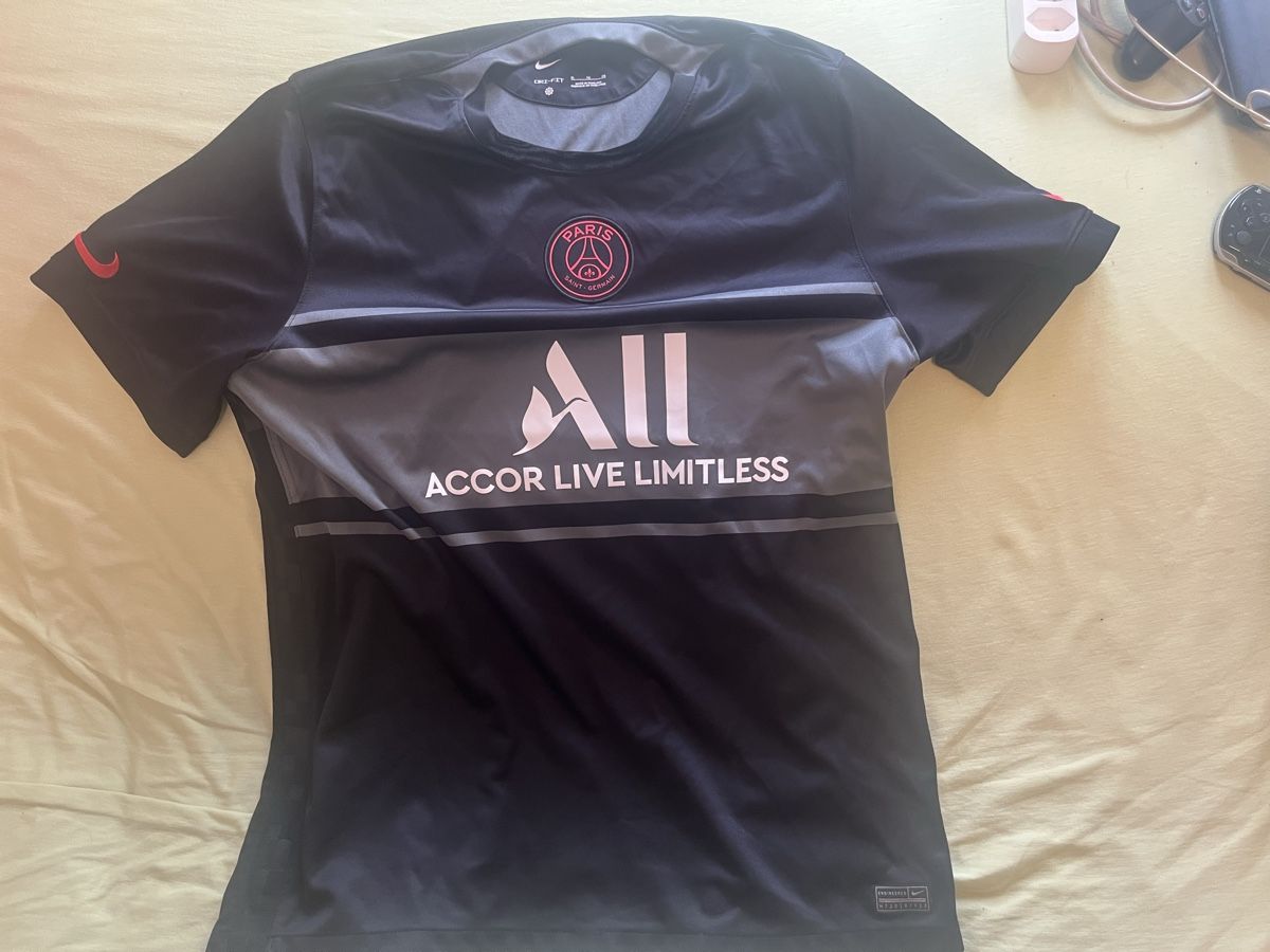 Lotti di vestiti: Nike Brasilien, PSG & Adidas – Usato da Buchs AG venduto da dim_6c9l 5