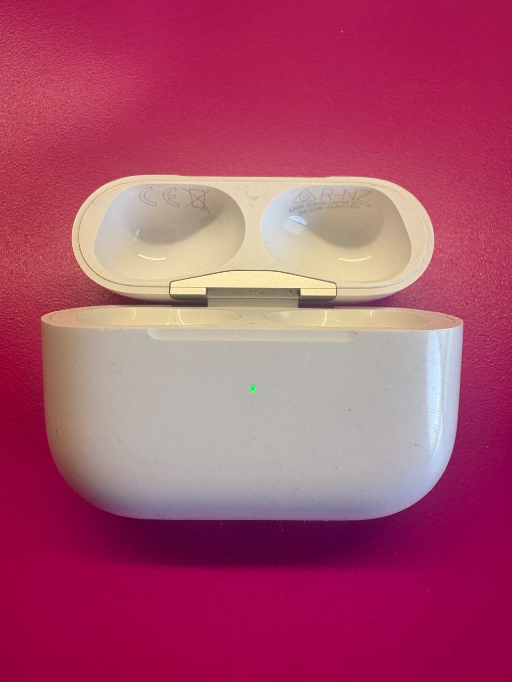 Apple Ladegeräte: Apple AirPods Pro2 charging case (A2968). – Gebraucht aus Lausanne von sil_2dxk