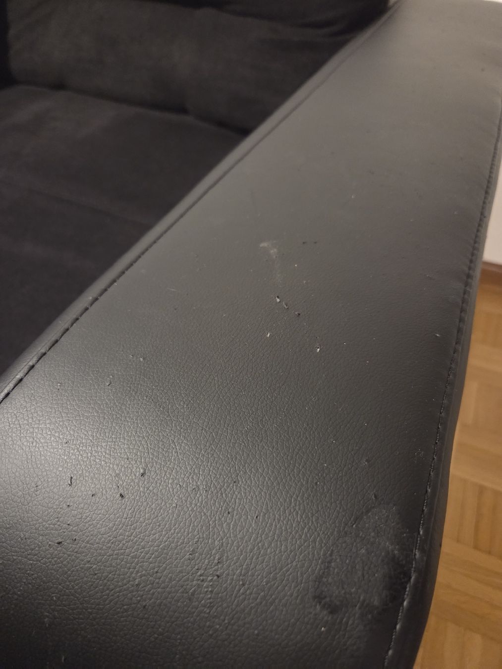 Sofas: canapé avec LED et Bluetooth  – Gebraucht aus Sierre von sav_d7g8 3