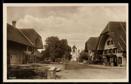 AK Siselen, Straßenpartie mit Kirche und Bauernhäusern
