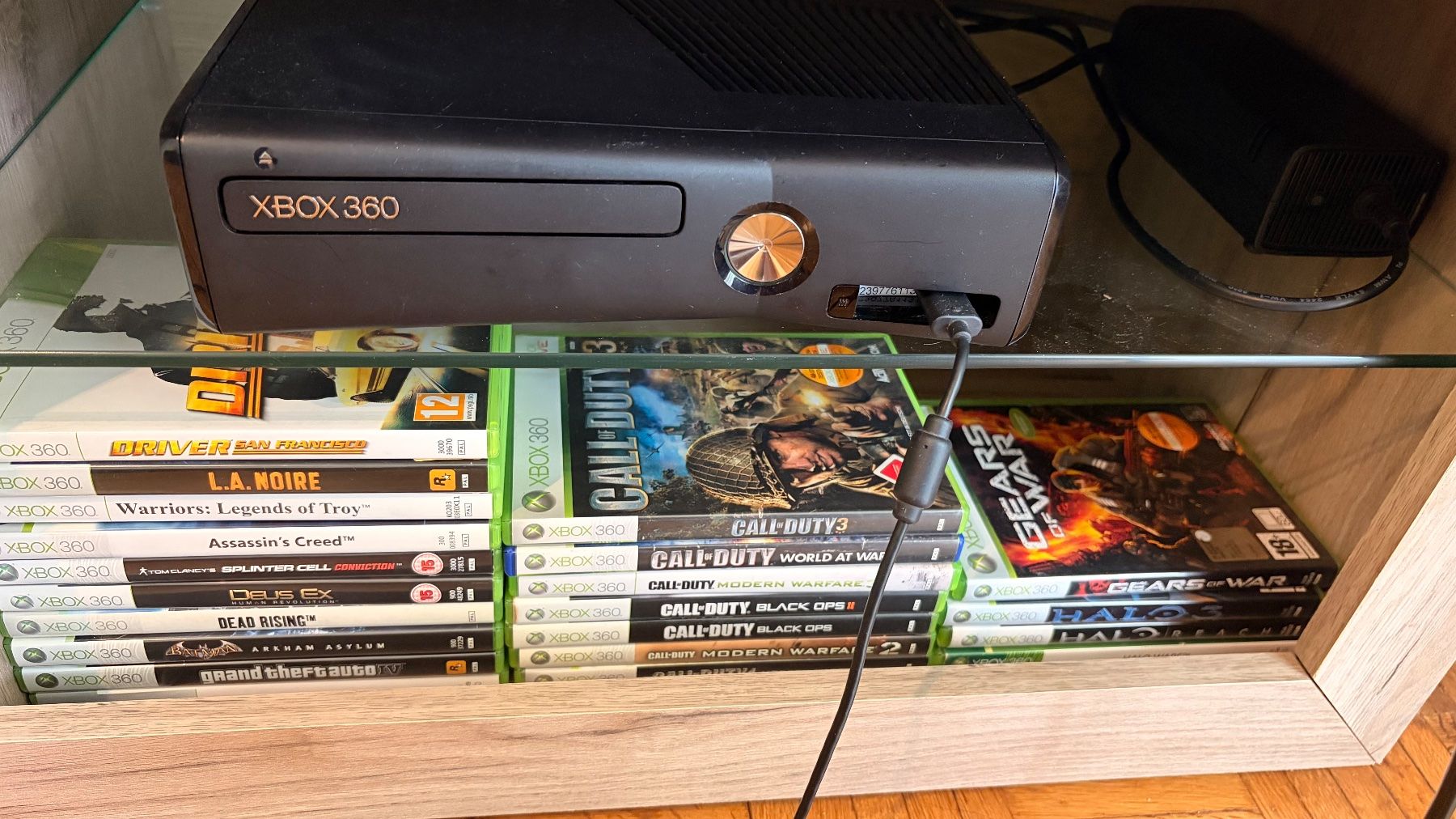 Microsoft Console: Xbox 360 Slim - 200 GB - mit 3 Controller – Usato da Zürich venduto da eug_5qwt