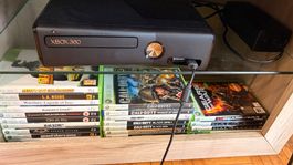 Xbox 360 Slim - 250 GB - mit 3 Controller