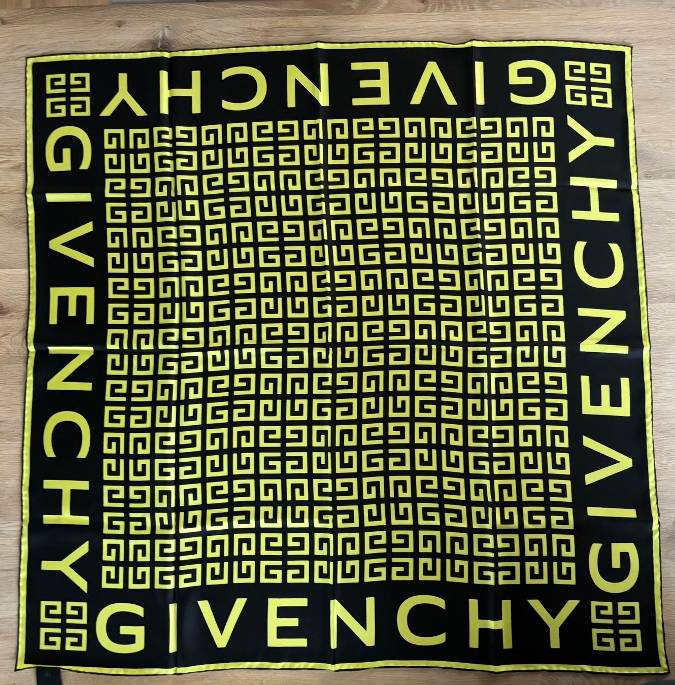 Givenchy Foulards, Tücher & Schals: Givenchy Seidentuch – Neu (gemäss Beschreibung) aus Pfungen von bayside01