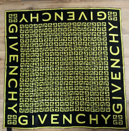 Givenchy Seidentuch