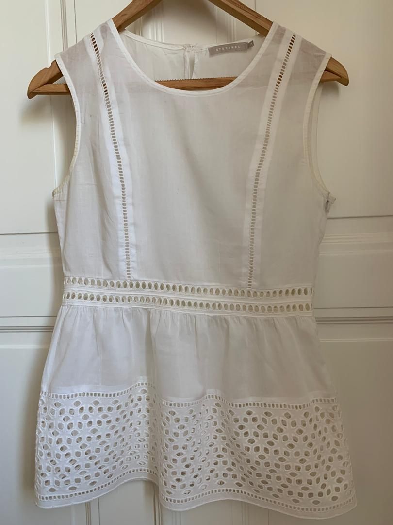 Top: White Eyelet Peplum Top / Stefanel – Usato da Genève venduto da Kmattr