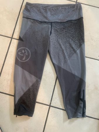 Zumba Fitness Leggings 7/8 Grau mit Muster, Top Zustand!