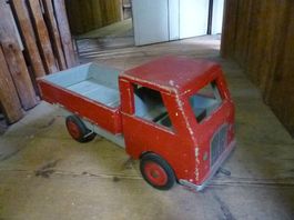Grosser Holzlastwagen mit Kipper, grand camion en bois