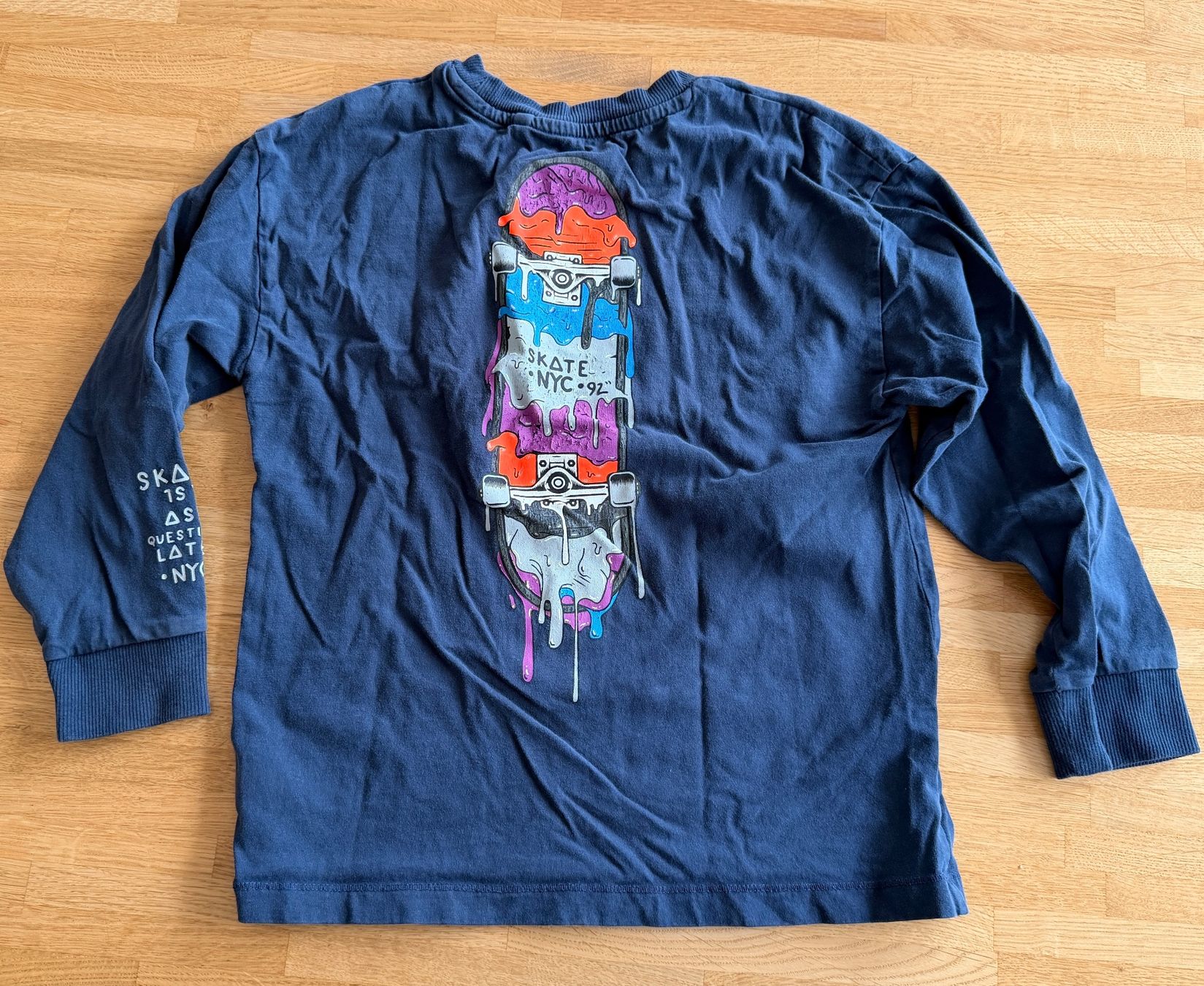 Next Maglioni & Felpe: Pullover - NEXT Langarmshirt blau Skateboard Gr. 128 – Usato da Winterthur venduto da Secondhand-Family 4