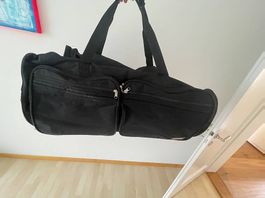 Grosse Reisetasche mit Rollen und ausziehbarem Griff