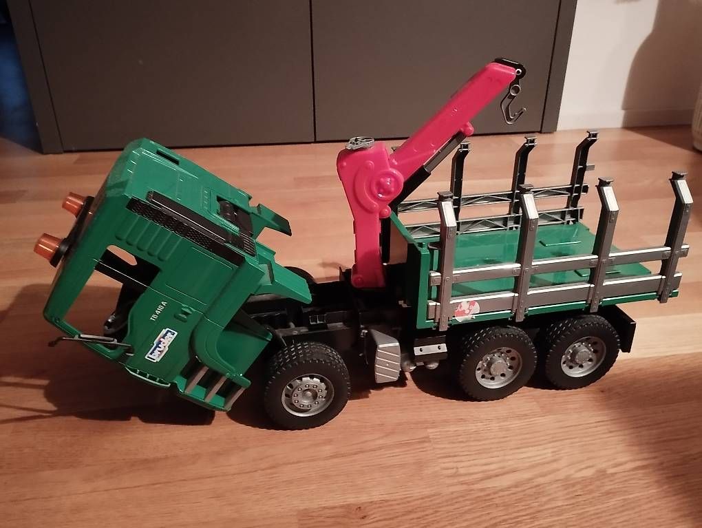 Spielzeuge: Bruder Lastwagen mit Deko-Holzstämmen – Gebraucht aus Niederurnen von sig_h5qw