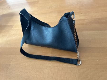 Schultertasche schwarz mit Kette und Reissverschluss