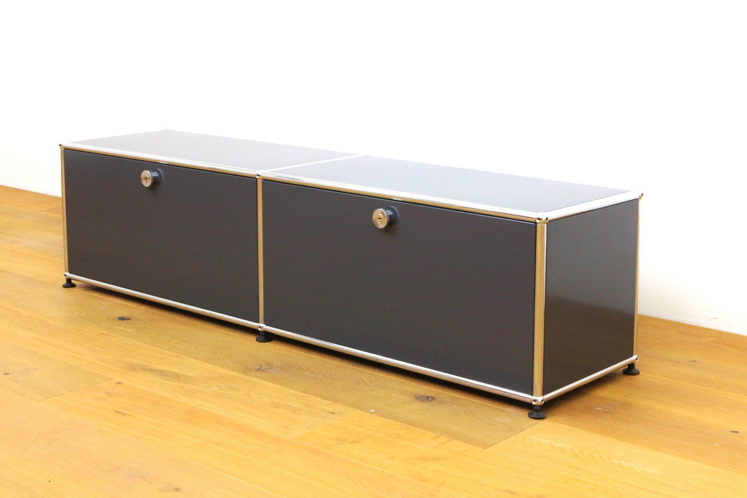 USM Mobili TV: USM Haller Lowboard Anthrazitgrau – Nuovo (secondo la descrizione) da Affoltern am Albis venduto da StudioStandard 1