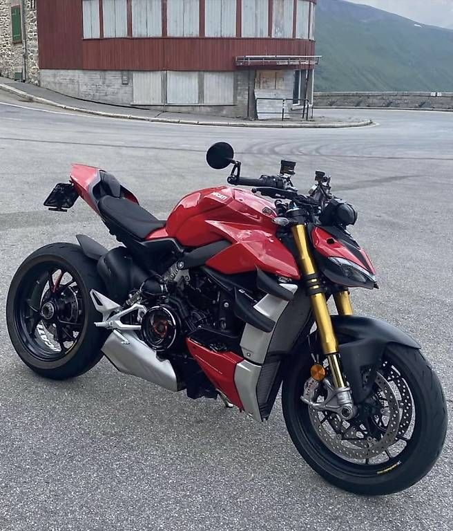 Ducati Strasse: Ducati Streetfighter V4S – Gebraucht aus Wünnewil von Cooper_S_86