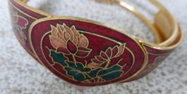 CLOISONNÉ ARMBAND;-6 CM DURCHMESSER,-2 CM BREIT, ROTE MOTIVE
