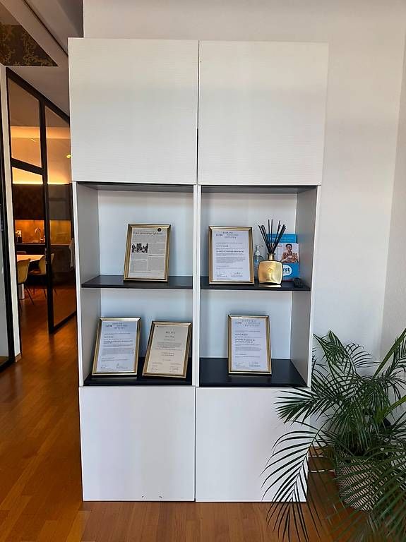 Scaffali: Étagère / Bibliothèque IKEA blanche avec rangements fermés – Usato da Grand-Lancy venduto da fro_69fs