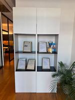 Étagère / Bibliothèque IKEA blanche avec rangements fermés