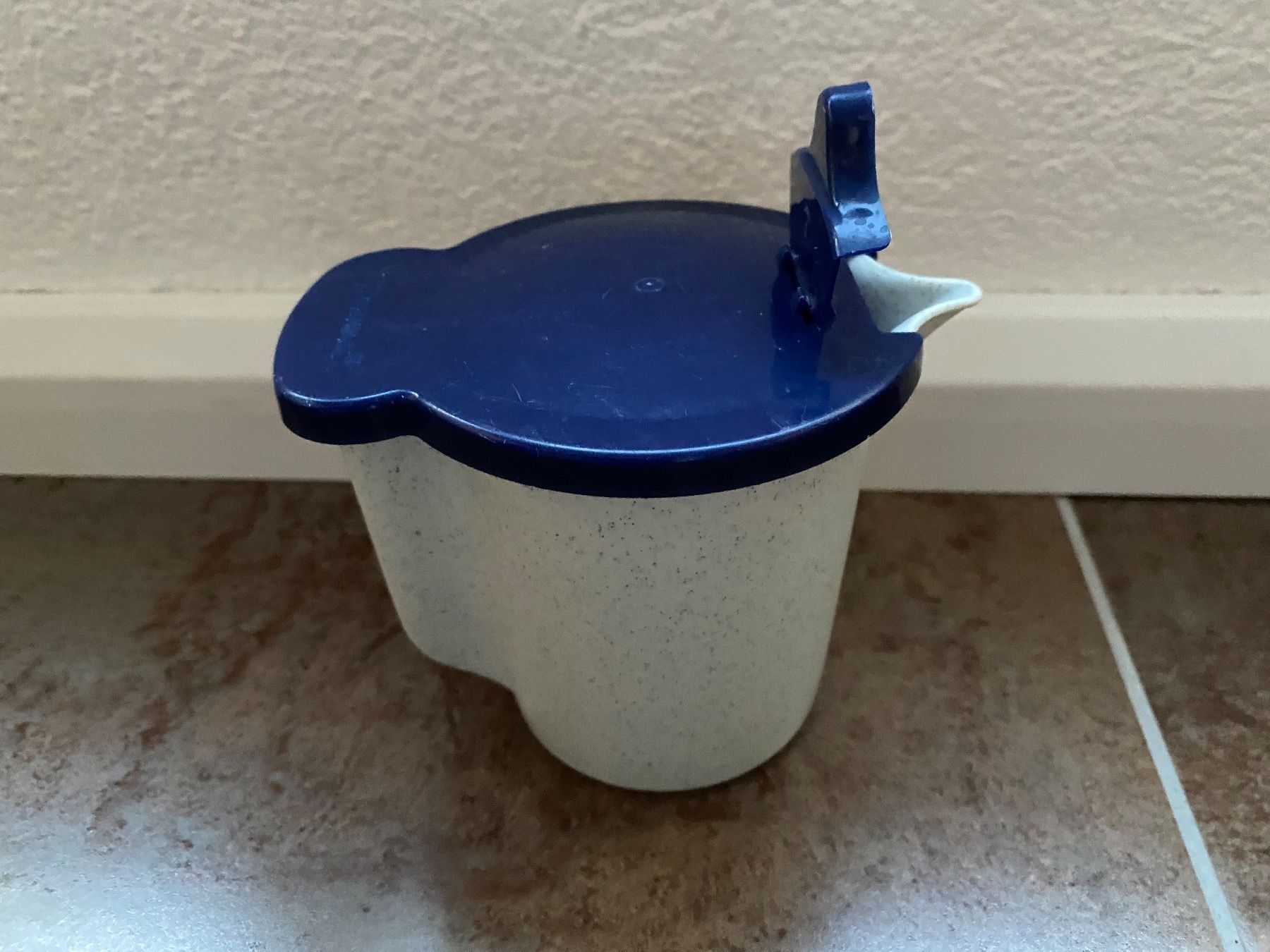 Tupperware Contenitori & Simili: Kaffeerahmkrug von Tupperware – Usato da Bülach venduto da Jackybabue