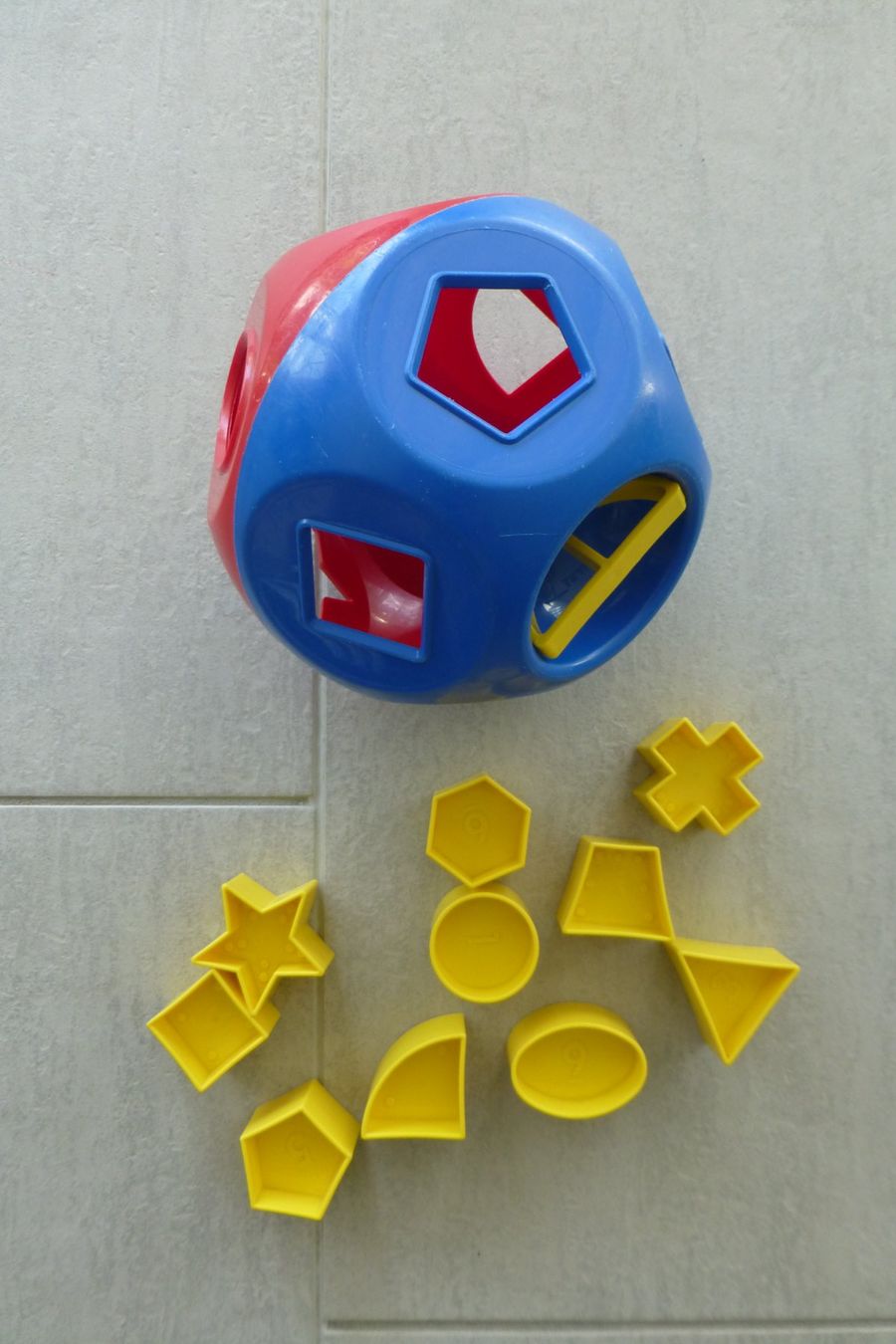 Spielzeuge: Formen Sortierspiel für Kinder – Gebraucht aus Grenchen von Bobatsch