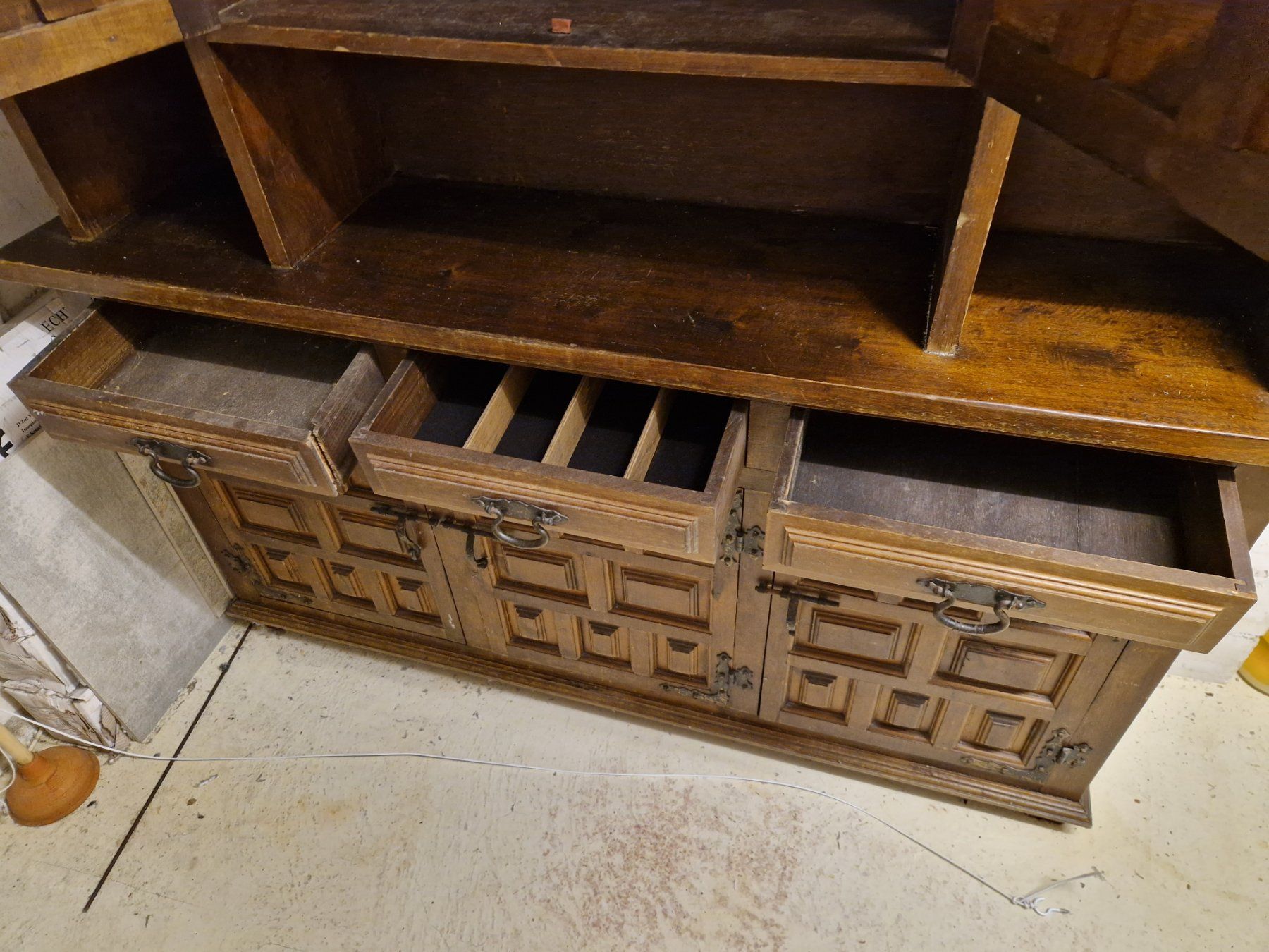 Schränke: Buffetschrank mit Aufsatz, Holz, braun – Gebraucht aus Wolfhausen von Nico_V01 7